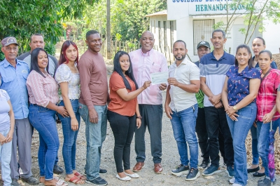 FOMISAR entrega recursos para la conexión de caminos vecinales en Hernando Alonzo.